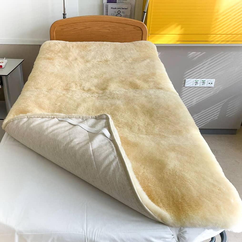 Matras van medicinaal gelooid schapenvacht voor in ziekenhuisbed of bed