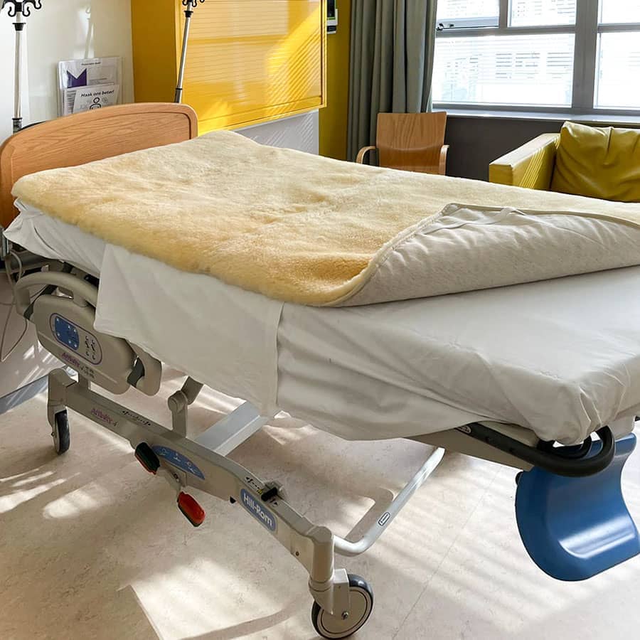 Onderdeken van medicinaal gelooide schapenvacht van Texel