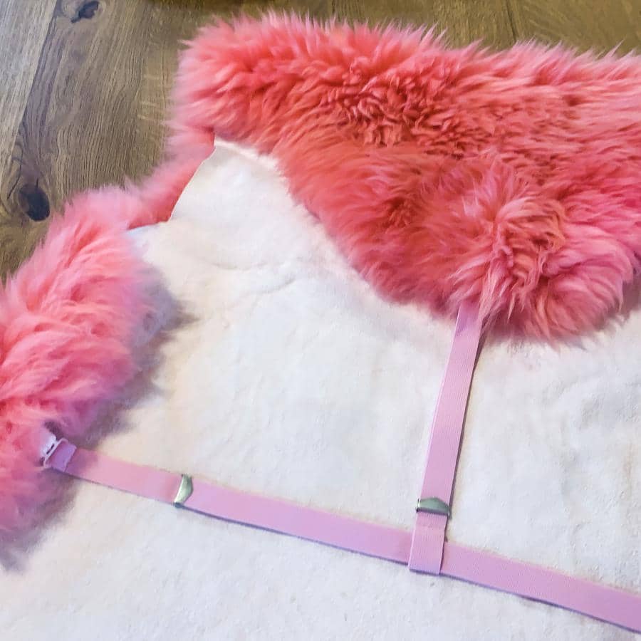 Elastiek om schapenvacht vast te zetten in stoel