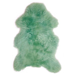 Mint groene schapenvacht met een zachte pastel kleur