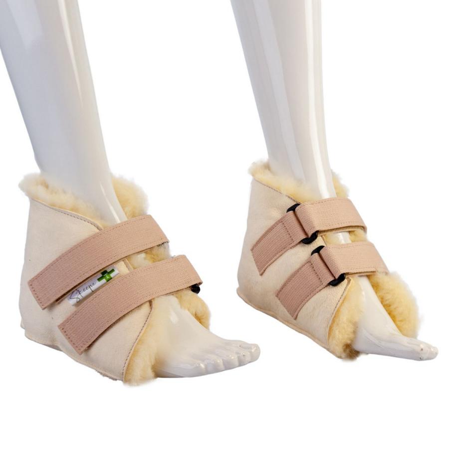 Paar hielbeschermers paar voor links en rechts van medicinale schapenvacht