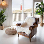 witte schapenvacht stoel - Schapenvel Texel - Grote schapenvacht