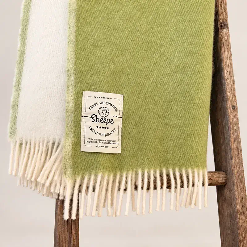 Groene wollen plaid van 100 x 150 cm als sfeervolle deken in huis